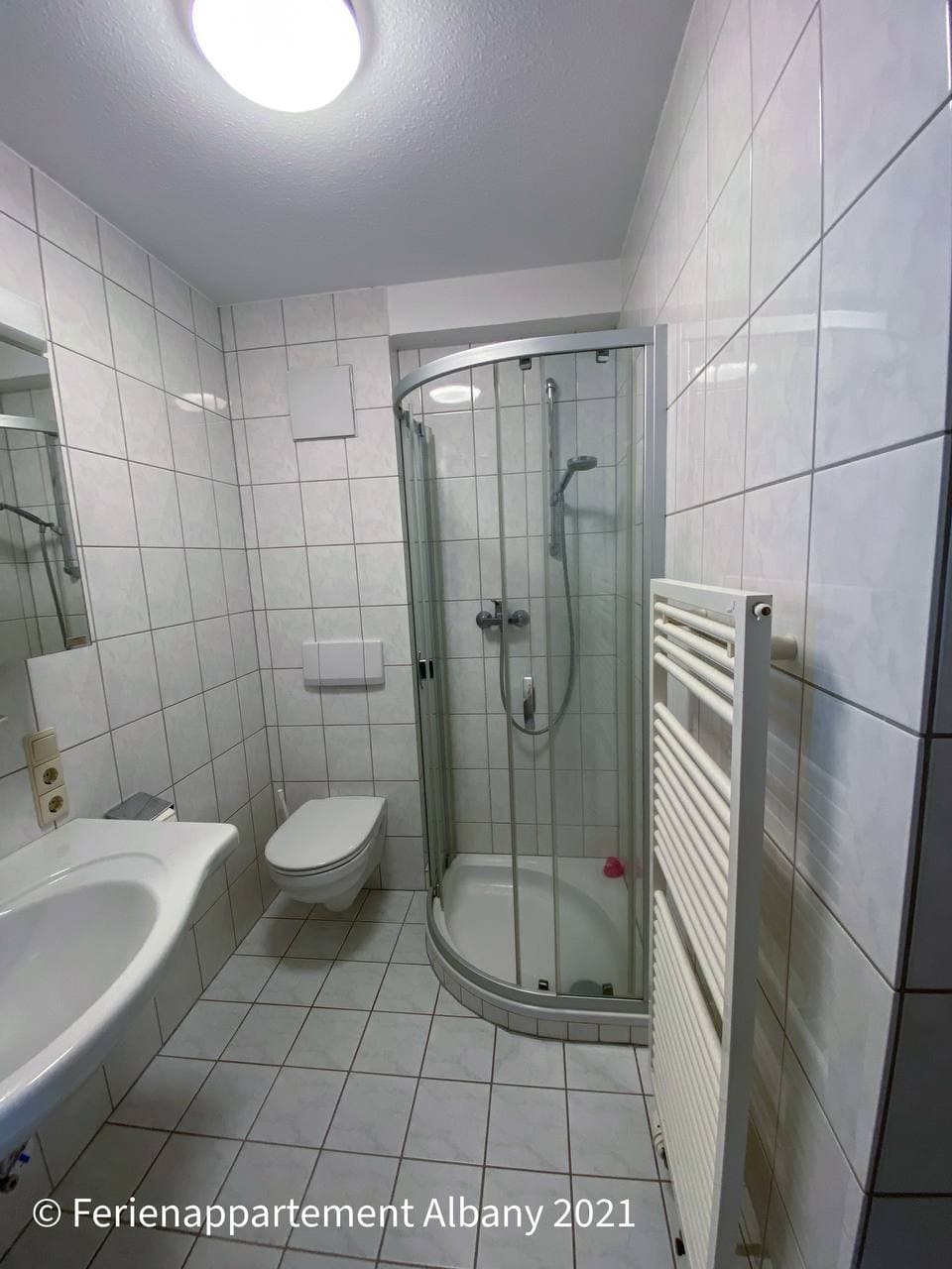 Bad mit Dusche und WC in der Ferienwohnung Albany
