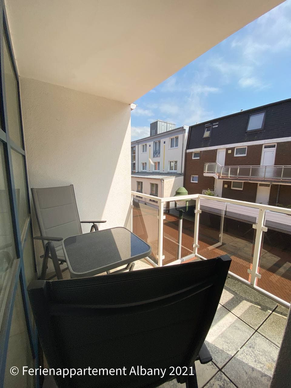 Sonniger Balkon der Ferienwohnung Albany mit Tisch und Sitzplätzen