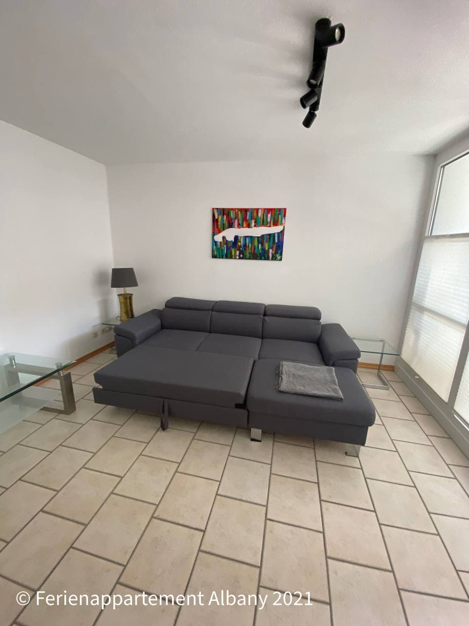 Ausgeklapptes Schlafsofa im Wohnzimmer