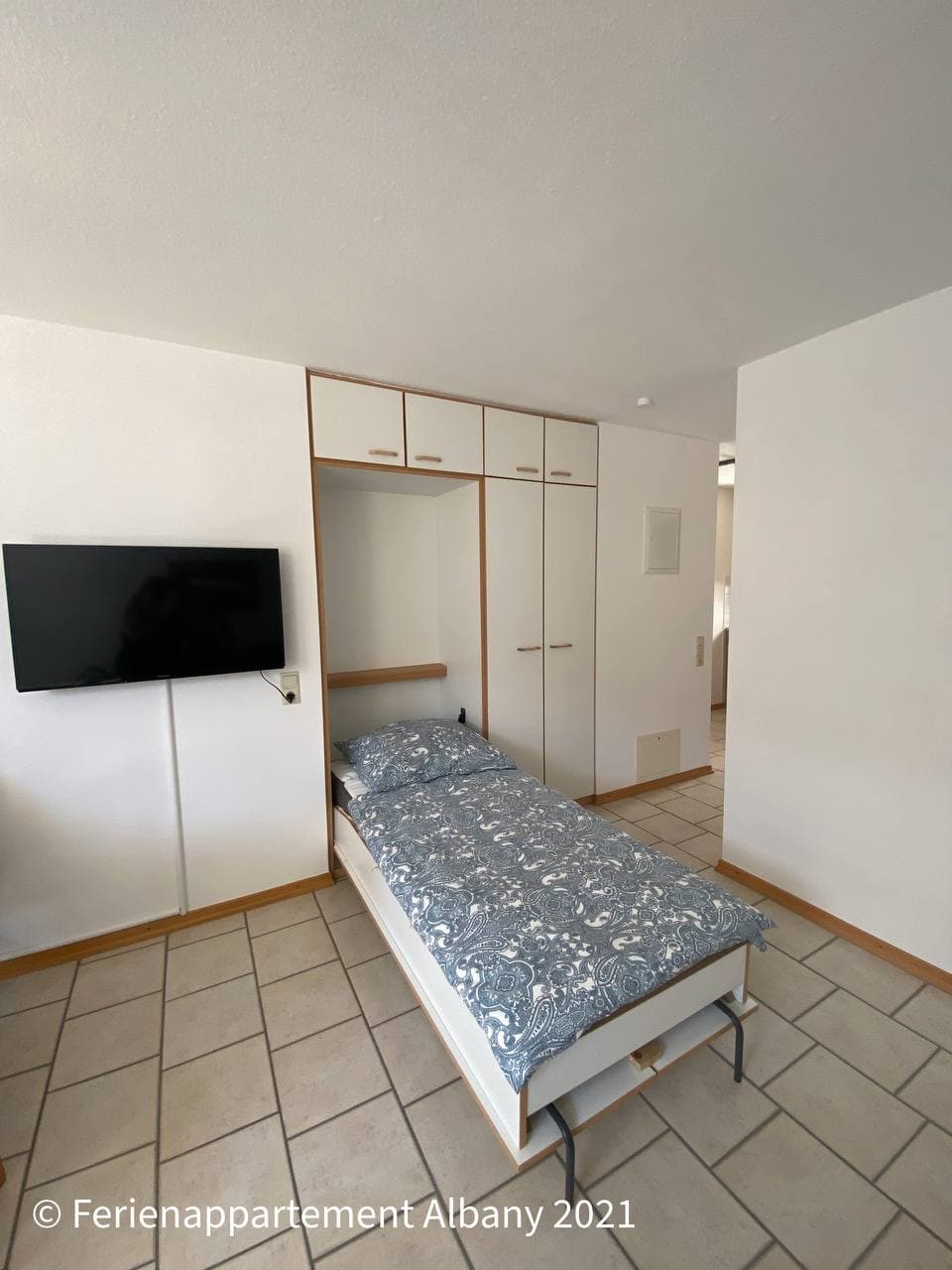 Ausgeklapptes Schrankbett im Wohnbereich