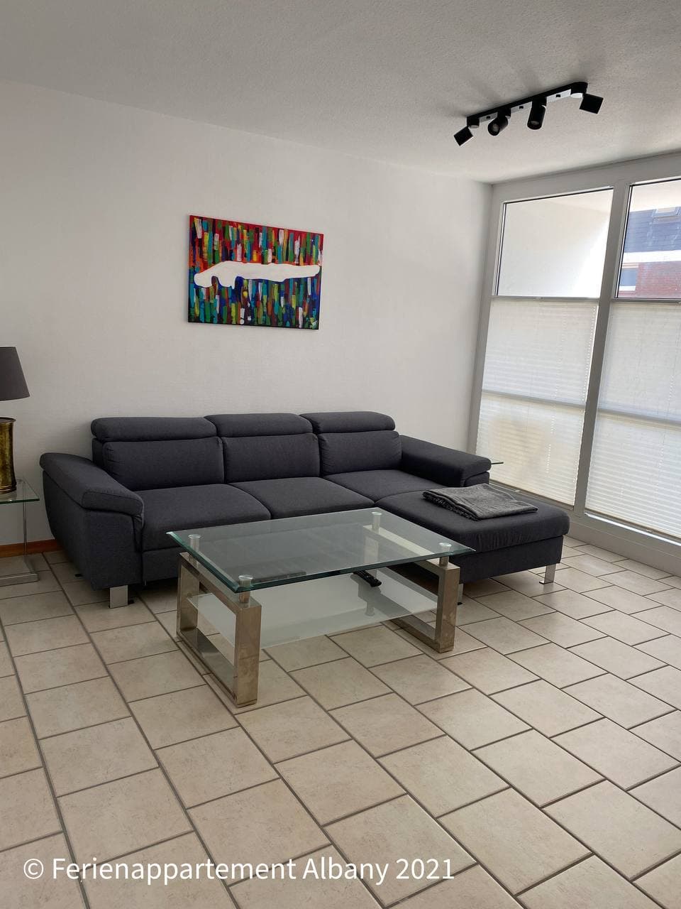 Sofa im hellen Wohnbereich der Ferienwohnung Albany